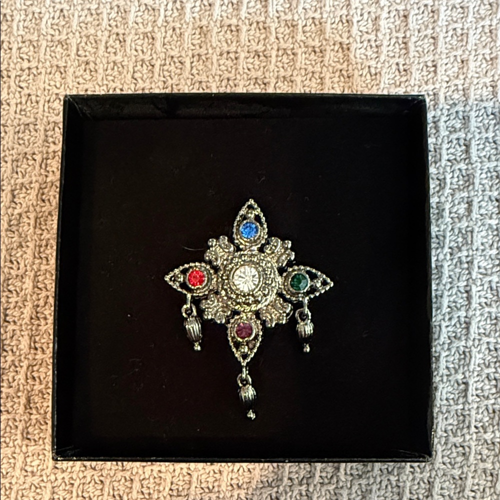 Bob Mackie brooch 🌲